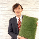 監修<br>人工芝ドットコム店長<br><a href="https://jinkou-shiba.com/staff#takao">髙尾佳伸</a>