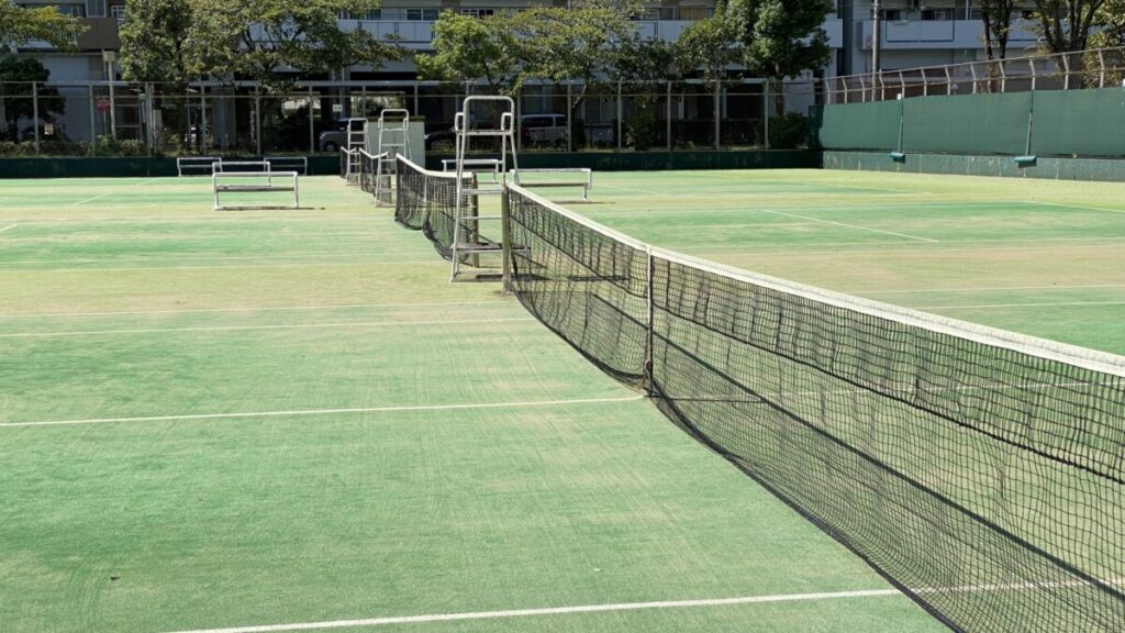 砂入り人工芝のテニスコートの施工方法