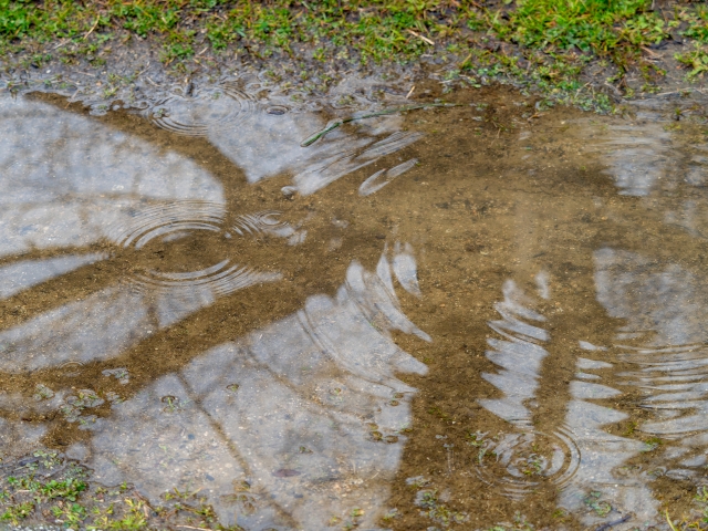 水はけが悪く柔らかい土の上に敷く