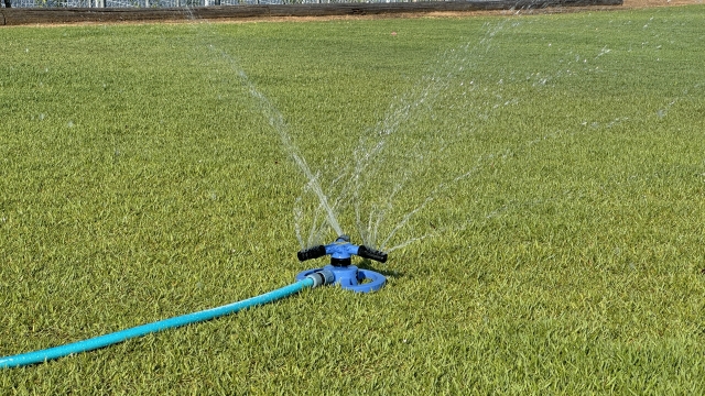 散水スプリンクラーを設置する 