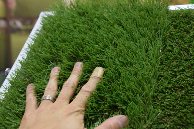 裏面に水抜き穴のある人工芝を選ぶ