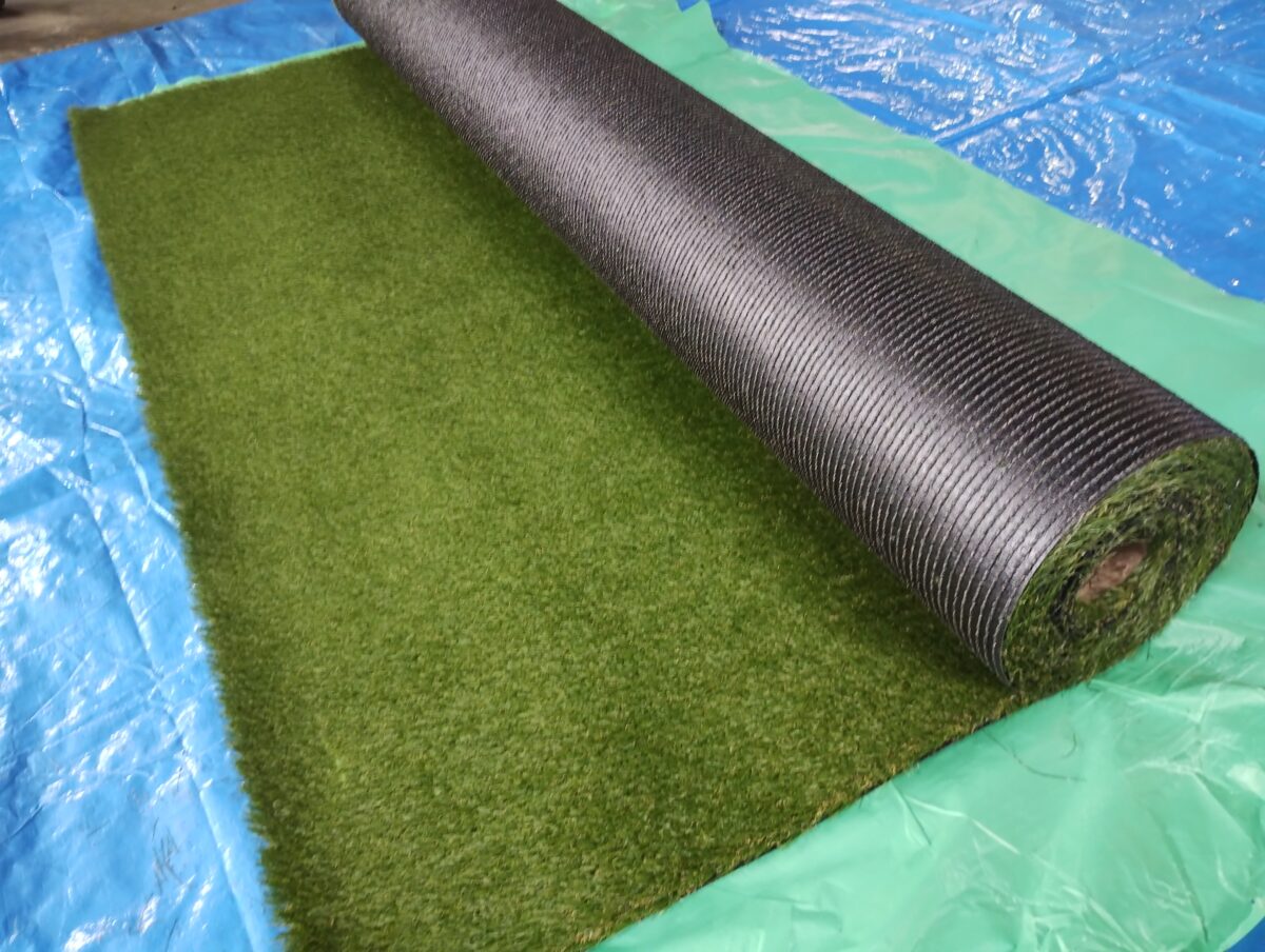 芝の向きに注意して裏面からカットする