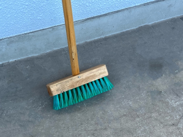 人工芝の掃除にデッキブラシは使っても大丈夫？