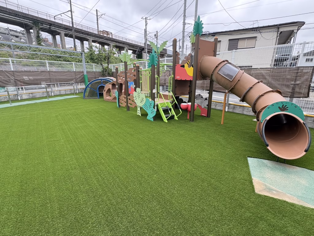 千葉県松戸市のみなみ新松戸保育園の園庭の人工芝施工事例（エターナルターフライトT28LW・ローディーリフォーム様施工・下地から徹底した代表事例）